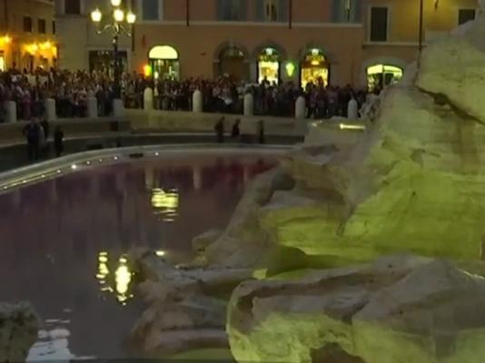 Fontana di Trevi a fost vandalizată! Un individ a colorat apa celebrei atracţii turistice din Roma, în roşu, în semn de protest