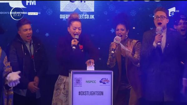 Magia sărbătorilor a ajuns la Londra! Într-un val de aplauze, cântăreaţa britanică Rita Ora a aprins luminiţele de Crăciun pe celebra Oxford Street.