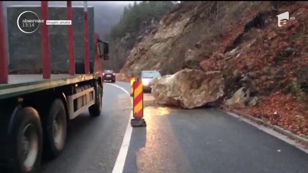 Pericol maxim pe Defileul Jiului. O stâncă de zeci de tone a căzut în mijlocul drumului (VIDEO)