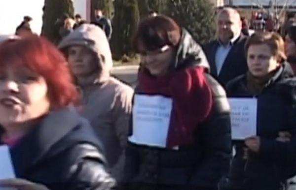 Protest spontan la Protecția Copilului din Vaslui. O stradă a fost blocată de angajaţi, care nu şi-au primit salariile de două luni