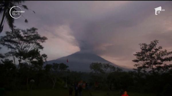 Alertă maximă în Bali! Erupţia vulcanului Agung a blocat mii de turişti