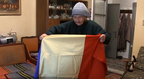 Drapel cu istorie în Vrancea! Tricolorul de 100 de ani din casa unei bătrâne va fi arborat de ziua naţională