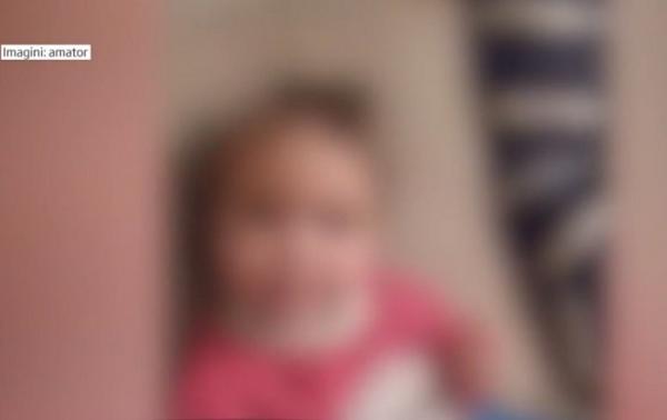 O fetiţă de doar doi ani din Tulcea, încurajată de părinţi să fumeze şi chiar să consume alcool