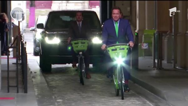 Arnold Schwarzenegger, ecologist convins. Actorul s-a dus pe bicicletă la întâlnirea cu primarul Parisului