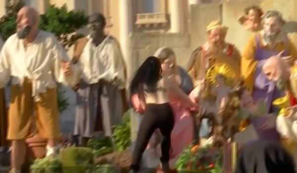 Imagini scandaloase la Vatican. O femeie pe jumătate dezbrăcată a vrut să-l "răpească" pe pruncul Iisus (Video)