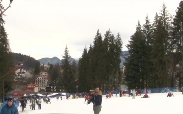 S-a deschis oficial sezonul de schi pe Valea Prahovei, dar pârtiile sunt practicabile doar datorită tunurilor de zăpadă