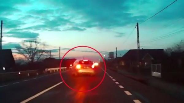 Grav accident filmat pe un drum din Bistriţa-Năsăud. Impactul a fost provocat de o şoferiţă neatentă