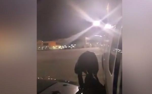 Scenă incredibilă pe un aeroport din Spania! Un pasager a coborât din avion sărind de pe aripa aeronavei (Video)