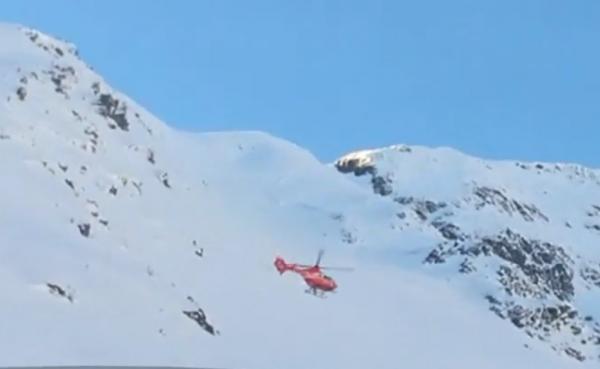 Misiune dramatică în Făgăraş. Doi turişti surprinși de o avalanşă au fost salvaţi cu elicopterul (Video)