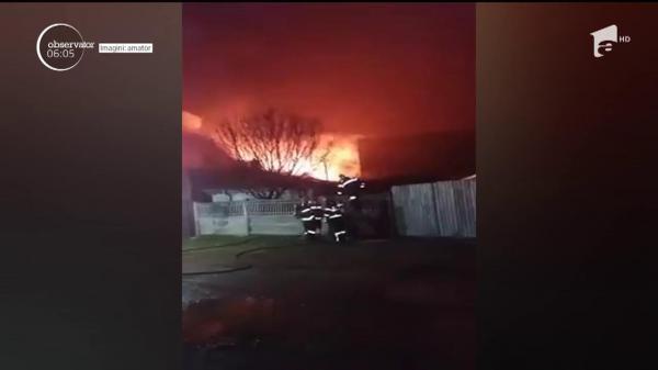 Incendiu devastator în Brăila! Patru case şi o magazie au fost mistuite de flăcări uriaşe (Video)