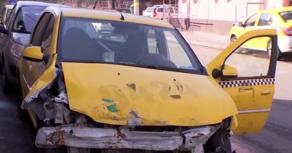 Filmul accidentului cu o poliţistă din Capitală, care ar fi făcut praf maşina unui taximetrist la un flagrant