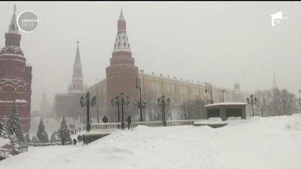 Ninsori record la Moscova. Un mort şi 20 de răniţi în urma unei furtuni de zăpadă