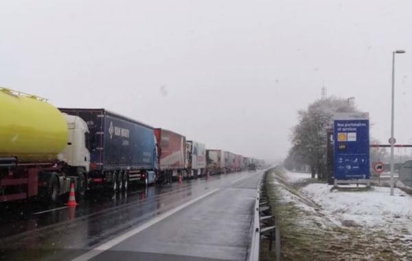 Franţa, paralizată de zăpadă. 700 de şoferi, inclusiv români, au rămas blocaţi pe o autostradă (Video)