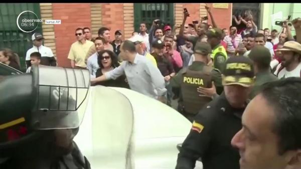 Imagini dramatice în Columbia: maşina fostului lider al gherilei FARC, atacată