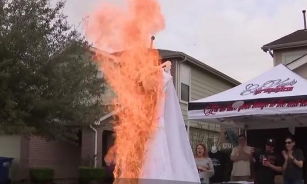 Gest extrem după divorţ. O femeie şi-a incendiat rochia de mireasă, după căsnicia eşuată (Video)