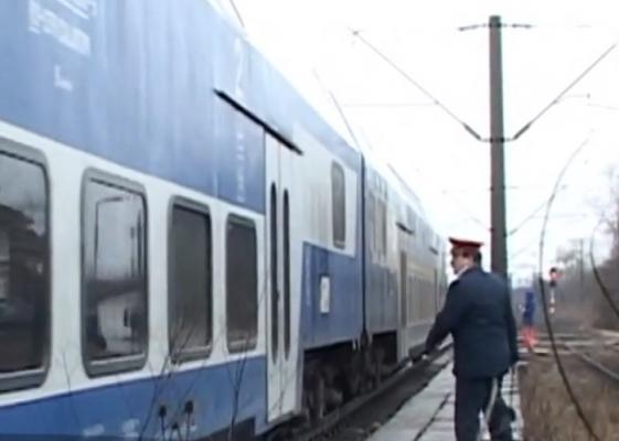 Zeci de călători lăsați în frig într-o gară din Gorj, după ce locomotiva s-a defectat