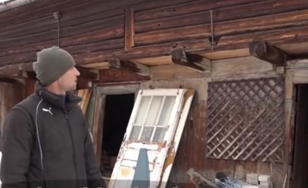 Un tânăr din Harghita vinde pe bani grei bucăţile de lemn din şurele de pe vremea bunicilor lui