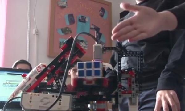 Robot care rezolvă cubul Rubix în căteva secunde, construit de elevii unui colegiu din Ploieşti