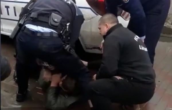 Scene scandaloase pe o stradă din Neamţ. Un bărbat a fost încătuşat cu forţa şi atacat cu un spray lacrimogen, deşi suferă de astm