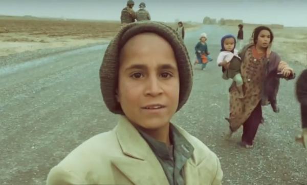 În Afganistan, militarii români înfruntă ostilitatea: soldații dau copiilor ciocolată, aceștia aruncă cu pietre