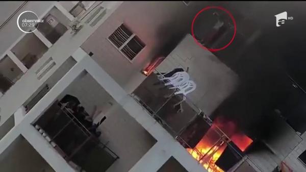 O fetiţă a scăpat teafără după ce s-a aruncat de pe balconul unui apartament cuprins de flăcări