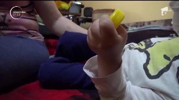 Darius, un băieţel de 3 ani din Bistriţa, poartă pe umerii firavi povara unei boli crunte