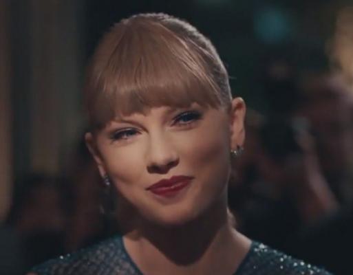 Un admirator al lui Taylor Swift a jefuit o bancă şi a aruncat banii în curtea artistei, doar ca să o impresioneze
