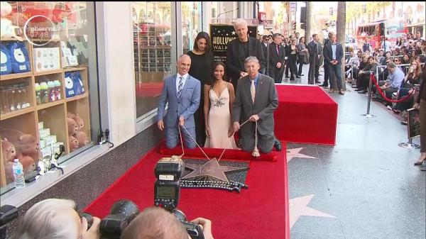 Actriţa americană Zoe Saldana a fost răsplătită cu o stea la Hollywood