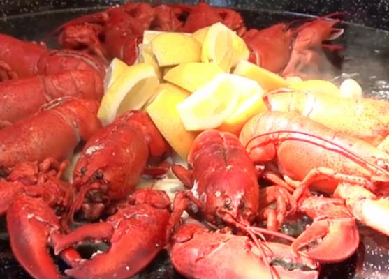 De la mici şi friptură la tentacule de calamar, midii şi creveţi în sos picant (Video)