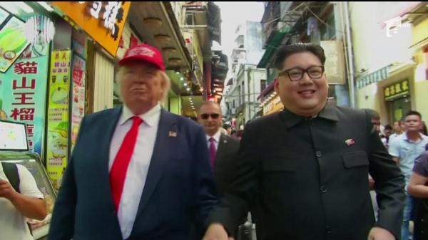 Donald Trump şi Kim Jong-Un s-au plimbat de mână prin centrul oraşului Macao!