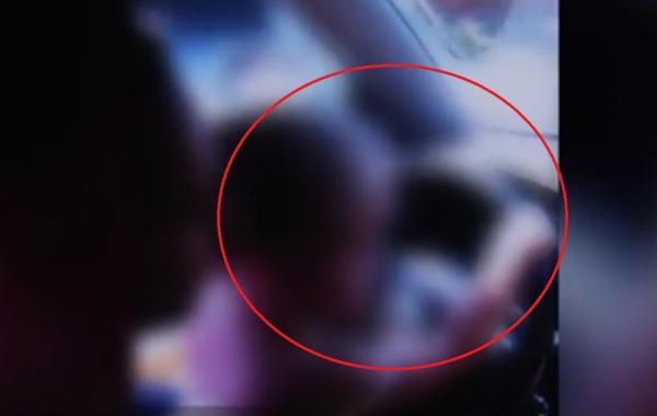 Fetiţa filmată la volanul unui autoturism aflat în mişcare, încurajată de mama ei