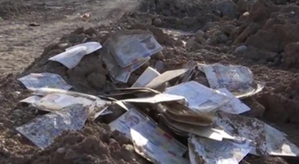 Zeci de cărti de identitate arse sau deteriorate parţial au fost găsite pe un teren viran din Capitală, lângă cartierul Pipera