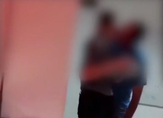 Elevă sărutată și pipăită de profesor. Imaginile au fost filmate într-un liceu din Sighetul Marmației