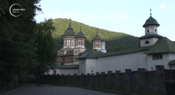 Mai mulţi arbori seculari, din preajma Mănăstirii Sinaia, au fost tăiaţi de către persoane care până acum nu au fost identificate