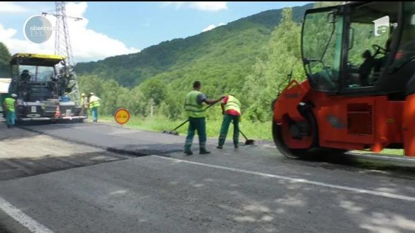 Au început lucrările de asfaltare a drumului alternativ Ploieşti - Braşov