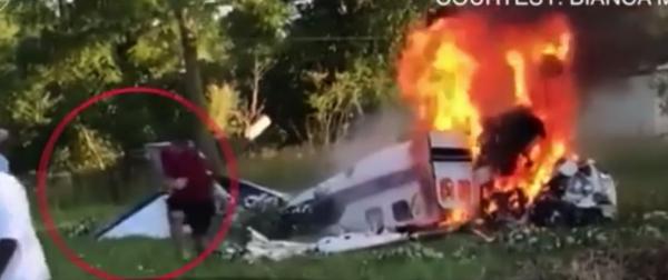 Intervenţia promptă a unor martori a salvat viaţa unui pilot al cărui avion s-a prăbuşit şi a luat foc
