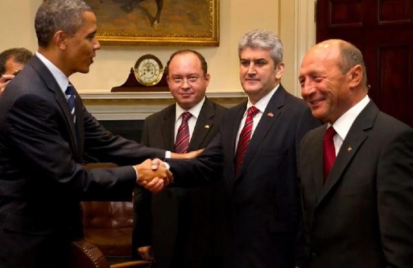 Gabriel Oprea susţine că poza în care dă mâna cu Barack Obama nu e trucată