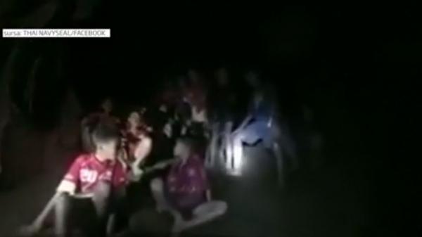 12 copii din Thailanda şi antrenorul lor de fotbal au fost găsiţi teferi, după 10 zile într-o grotă