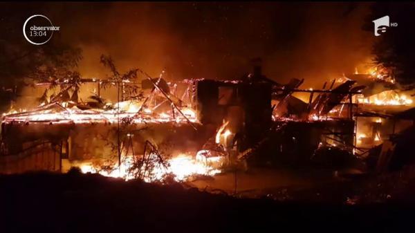Un complex turistic din comuna băcăuană Oituz a fost distrus de un incendiu puternic