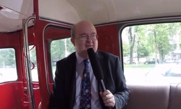 Paul Brummell, plimbare cu bus-ul londonez în Bucureşti la finalul mandatului de ambasador al Marii Britanii