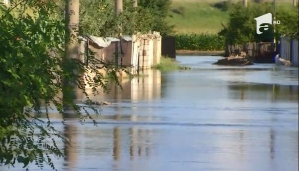 Situaţie critică la Băbeni, în judeţul Vâlcea, din cauza inundaţiilor
