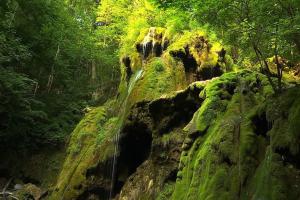 Către cascadele Beuşniţa şi Bigăr, cele mai faimoase din România, drumurile sunt un coşmar