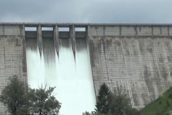 Ploile putenice pun în alertă autorităţile. Barajul Bicaz a fost deversat controlat, de teama unor avarii!
