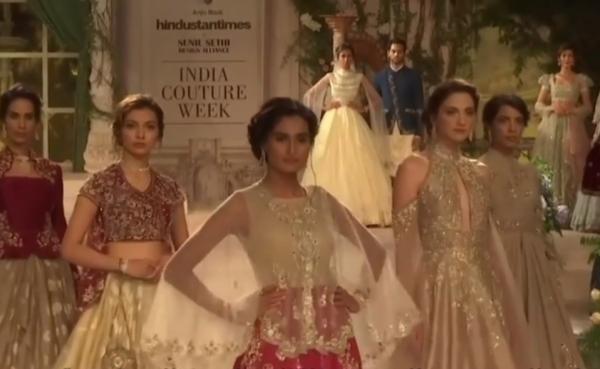 New Delhi a devenit capitala modei pentru o săptămână. Creatorii propun rochii uşoare din mătăsuri fine şi tule
