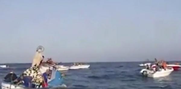 Incident în timpul unui eveniment religios. Câţiva membri aflaţi la bord au căzut în apele Siciliei, între care şi primarul (Video)