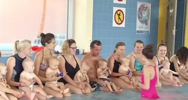 Un parc acvatic din Polonia se oferă să-i înveţe pe copii să înoate de la vârste foarte fragede
