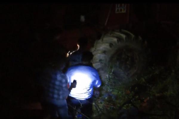 Tragedie în Caraş-Severin! Un tânăr de 25 de ani a fost strivit sub un tractor, după ce a căzut cu mastodontul într-o râpă