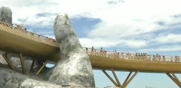 Un pod spectaculos, lung de 150 de metri, a fost inaugurat în Vietnam