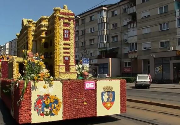 Care alegorice împodobite cu flori naturale, vedetele carnavalului din Oradea