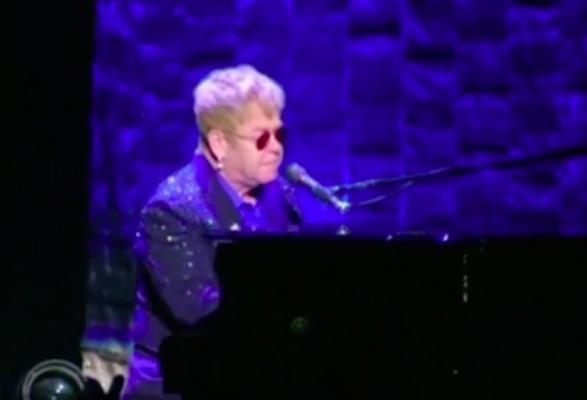 Sir Elton John susține ultimul turneu din carieră, la 71 de ani